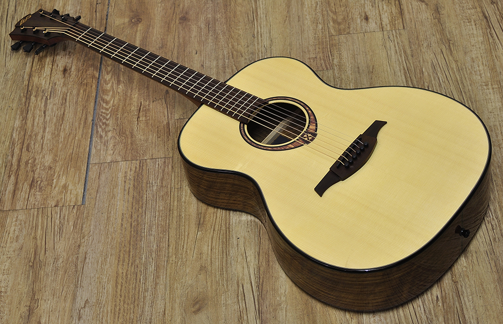 LAG Guitars Tramontane T318A_1