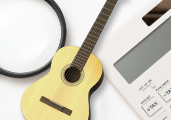 事前に相場（ギター）の調査をするイメージ